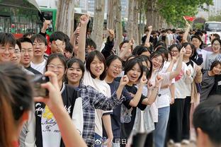 今日趣图：曼联领先半场，曼城也领先半场，差距确实不大！